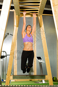 妇女悬吊在高或水平栏杆上俱乐部健身单杠运动健身房训练身体高标准耐力手腕图片