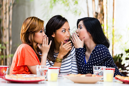 亚裔女性在闲谈热带耳语菜肴姐妹秘密食物谣言桌子朋友们女士图片