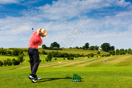 驾驶场年轻女性高尔夫球运动员图片
