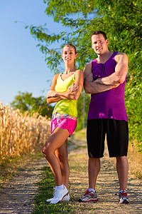 男人和女人竞跑运动自信女士训练树木耐力乡村场地力量麦田跑步图片