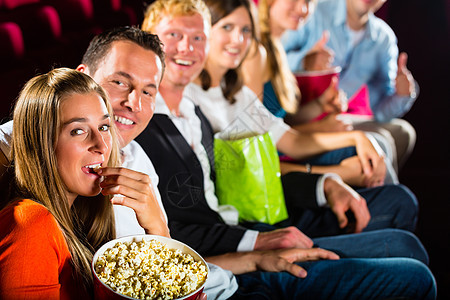 人们在电影院看电影 玩得开心娱乐情绪女孩女士友谊乐趣夜生活成人座位微笑图片
