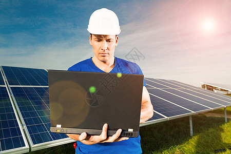绿色能源  蓝色天空的太阳能电池板集电极细胞笔记本电脑太阳能工程师阳光投资光伏男性图片