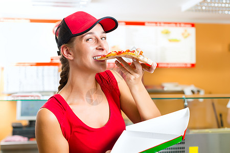 女人吃一块比萨饼披萨师傅面团外卖送货员食物烤箱火腿服务烹饪图片