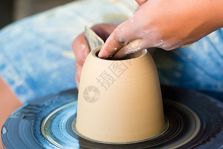 波特在转轮时创造泥碗工匠制品男性陶艺车轮创造力艺术陶瓷黏土男人图片