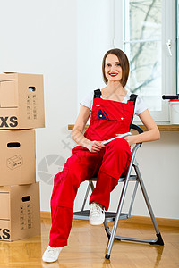 家里有搬家箱子的女人公司纸盒工作托运房子搬迁装修货代女孩盒子图片