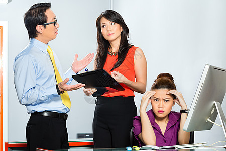 亚洲同事争吵或欺凌雇员的亚洲同事机构职业员工辩论经理商务女性桌子工作团队图片