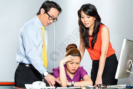 亚洲同事争吵或欺凌雇员的亚洲同事眼镜讨论工作秘书阴谋机构办公室员工桌子弯道图片
