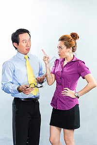 同事间亚洲商业办事处危机问题联合工作组眼镜经理讨论欺凌男性妻子生意人办公室人士员工图片