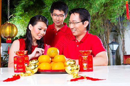 具有中国新年传统天礼的家庭图片