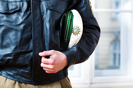 派出所或警察局的警官准备就绪安全皮革夹克案件部门男性制服操作男人报告图片
