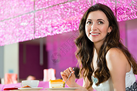 在冰淇淋店的年轻女子闲暇男性同情咖啡休息男人食物购物蛋糕饮料背景图片