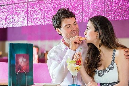 年轻夫妇在冰淇淋店享受时光的年青情侣男性购物冰淇淋水果妻子食物圣代女孩勺子丈夫图片