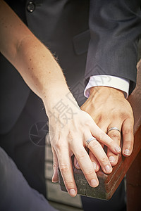 带戒指的新婚夫妇手图片