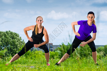 户外运动     在公园健身的年轻妇女女士赛跑者女孩跑步力量体操平衡朋友们慢跑者热身图片