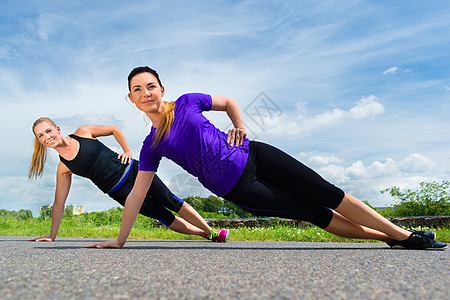 户外运动     在公园健身的年轻妇女锻炼运动员训练跑步赛跑者女士平衡绿地运动朋友们图片
