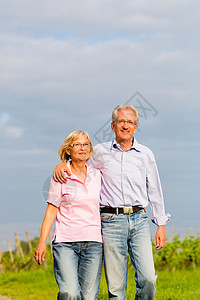 夏季年长者携手行走女士成人晴天老年人男人喜悦草地太阳葡萄园快乐图片