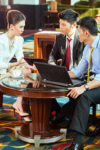 中国商务人士们在酒店大厅开会时的中国商业人士图片