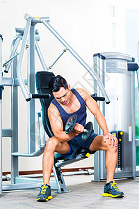 雅加达男人健身房肌肉重量训练男性运动力量手重锻炼图片