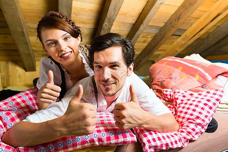 夫妇两人在山上小木屋内穿着床服用品小屋地面妻子远足戏服乡村山脉男人木屋图片