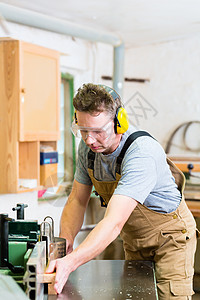 木工用电锯木匠作坊职业圆锯护耳橱柜木板木头安全场所木材图片