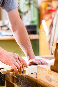 木工中带有工人件的木匠工作工具工作台男人工人工艺制造商体力劳动者工件劳动图片