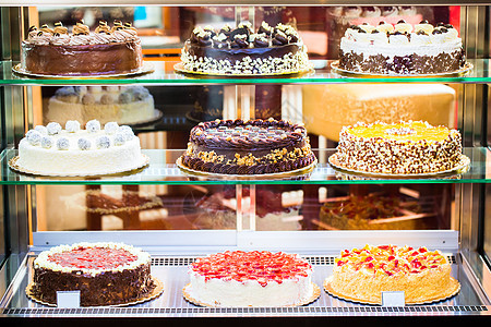 玻璃橱柜陈列的糕饼店展示柜台推介会甜点巧克力蛋糕水果奶油糕点糖果图片