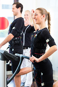 受过特别训练的男女接触器电极技术教练肌肉工作室力量健身房女士电气图片