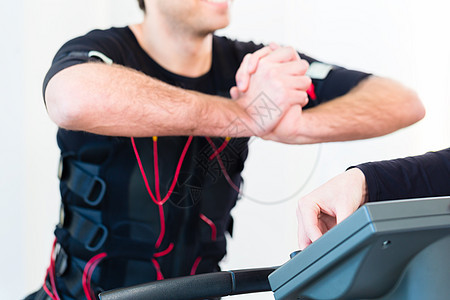 教练提供EMS训练神经肌肉力量男人理疗技术外套女士电气电子图片