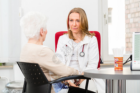医生在实际中看高级病人实验室工作医学女性老年外套从业者药品外科诊所图片