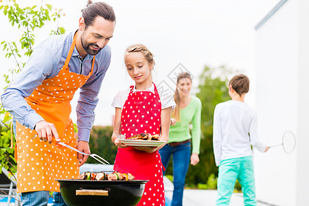 父母烧烤素材父亲和女儿一起烧烤煤炭建筑学家庭男生女士羽毛球女孩男人房子食物背景