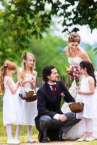 与伴娘子女结婚时的婚嫁夫妻白色新娘玫瑰套装女士婚纱裙子孩子们庆典新郎图片