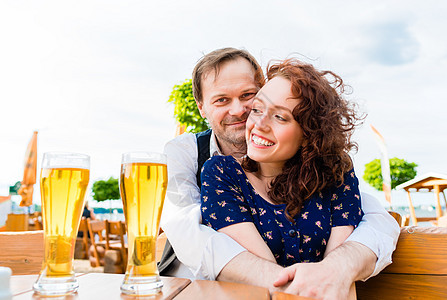 无数情侣抱在啤酒花园里背景图片