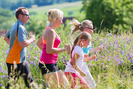 夏季家庭为更好健身而奔跑赛跑者乐趣女儿场地女士男人父亲女孩们运动装跑步图片