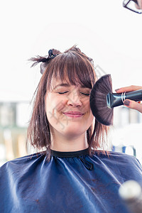 理发师在店里剪妇女头发工作刷子女士沙龙刘海职业理发店铺女性造型师图片