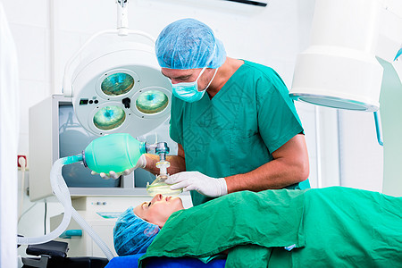 手术室有病人的外科医生手术诊所剧院办公室男人事故诊断从业者骨科面具图片