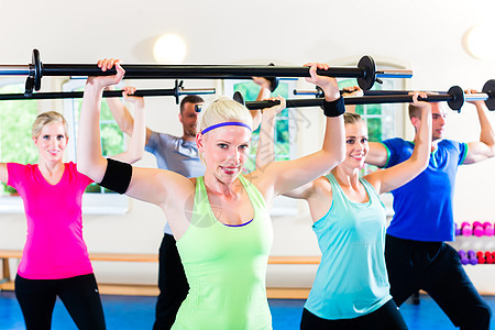 在健身房用哑铃进行体重训练健身室中心女性杠铃权重力量讲师俱乐部培训师数字图片