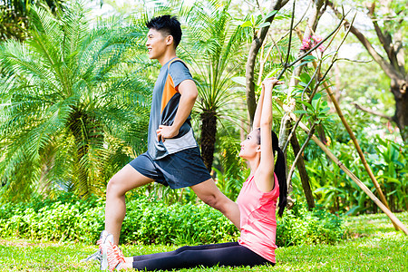 参加户外健身培训的亚洲华裔夫妇朋友们运动装肌肉花园公园娱乐手掌男人训练运动员图片