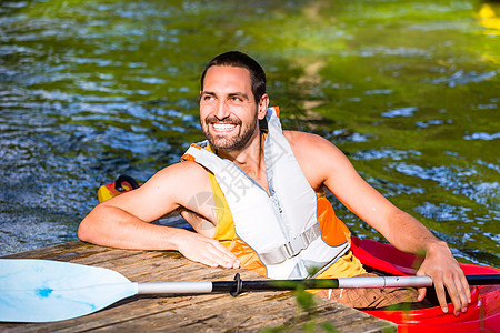 在森林河上驾着皮艇的男子生活娱乐森林运动乐趣运动装旅行溪流闲暇独木舟图片