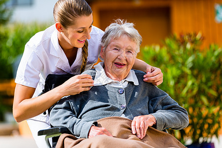 护理院的老年妇女 花园有护士医院轮椅服务病人女士成人退休诊所残障养老院图片