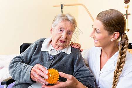护士为老年妇女提供理疗治疗按摩医学疗法退休理疗医院护理人士物理轮椅图片