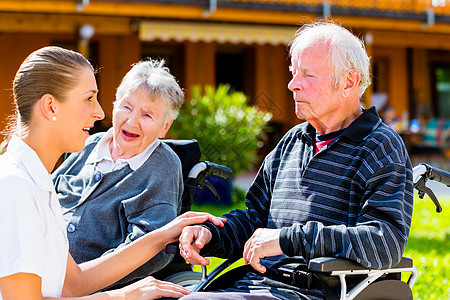 老年人在养老院花园吃糖果病人女士护士医院帮助疗养院医学服务安慰残障图片