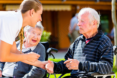 老年人在养老院花园吃糖果退休护士女士人士老年夫妻帮助安慰诊所疗养院图片