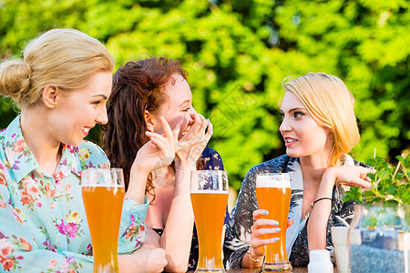 朋友们在花园酒吧喝啤酒女孩们花园友谊啤酒眼镜乐趣玻璃餐厅饮料酒精图片