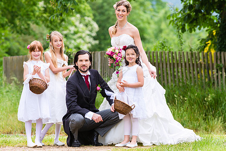 与伴娘子女结婚时的婚嫁夫妻男人花束新娘快乐套装新郎女士女孩们恋人妻子图片