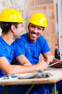 建筑工地停工的建筑男人工人工作建设者安全帽房子建筑工人职业图片