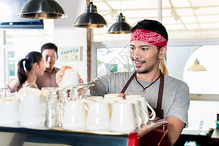 亚洲咖啡厅 为一对顾客准备咖啡图片