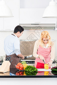 亚洲夫妇在时尚和现代厨房烹饪茄子营养夫妻柜台菜花食物沙拉萝卜男人台面背景图片