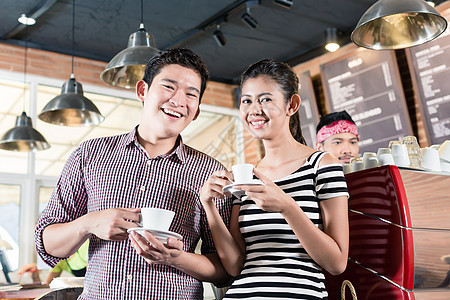 亚洲夫妇在咖啡店喝卡布奇诺图片