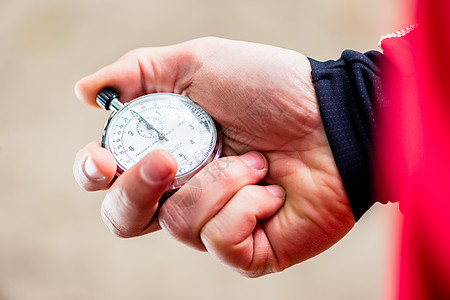 男人用停手表在跑步时间图片