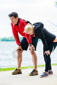 女人和男人从湖前奔跑中越狱运动活动支撑跑步公园女士夫妻图片